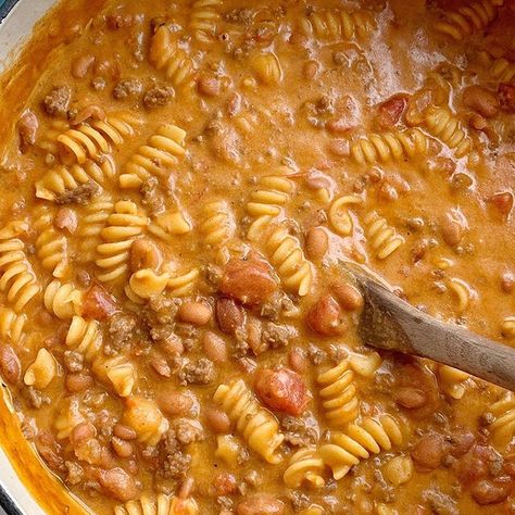 GROUND BEEF QUESO CHILI 🍽 Classic chili recipe + homemade queso makes this chili so cheesy, delicious, and a fun twist to chili night. Don’t forget the toppings! We ❤️ Fritos, sour cream, shredded cheese, and green onions. ————————————————— CLICK THE BLUE LINK IN MY PROFILE 👉🏻 @togetherasfamilyblog FOR THE RECIPE Ground Beef Queso, Queso Chili, Different Chili Recipe, Delicious Chili Recipe, Ground Beef Chili, Beef Chili, Small Pasta, Easy Soups, Easy Soup Recipes