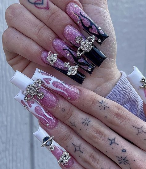 Gangsta Nails Acrylic, Nail Ideas Y2k Long, Black Y2k Nails, Nail Ideas Y2k, Nails For Baddies, Nails Emo, Icy Nails, Emo Baddie, Nails Bling