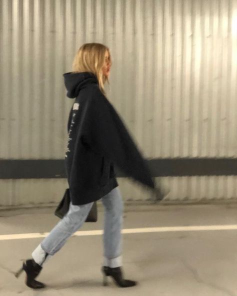 Oversized Hoodie Outfit, Kaia Gerber, Denim Trends, Hoodie Outfit, Mode Inspo, Oversized Hoodie, Look Vintage, Look At You, Style Chic