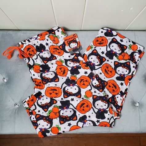 -Super Cute White Hello Kitty Halloween Pants With Hello Kitty, Pumpkins, Jack-O-Lanterns, And Stars All Over Them -Super Soft Material -Has Adjustable Drawstring On The Pants -95% Polyester And 5% Spandex -New With Tags. No Damages Size:S, M Halloween Pajama Pants Aesthetic, Spooky Pajamas, Couple Pajamas Matching, Hello Kitty Orange, Halloween Pants, Halloween Pajama Pants, Scene Clothes, Wolf Cuts, White Hello Kitty