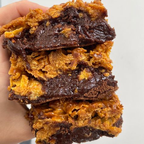 Caramel Cornflake Brownies, Cornflake Brownies, Cornflake Recipes, Christmas Pies, Cornflake Cake, Caramel Chocolate Chip Cookies, Fresh Eats, Cereal Treats, Gourmet Cookies