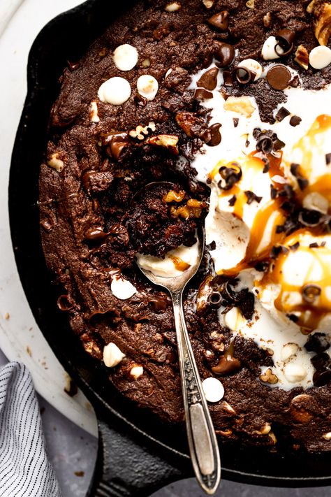 You've GOT to make this super fudgy, gooey Triple Chocolate Skillet Cookie. It's a cookie lover's dream with a chocolatey batter and three kinds of chocolate chips. The addition of pecans and walnuts really takes it over the top. Made in a cast-iron skillet, the edges become crisp and chewy, leaving a melt-in-your-mouth center. Chocolate Skillet Cookie, Cast Iron Skillet Recipes Dinner, Farmhouse Food, Skillet Cookies, Skillet Desserts, Crumble Cookie, Dessert Cookies, I'm Fat, Iron Skillet Recipes