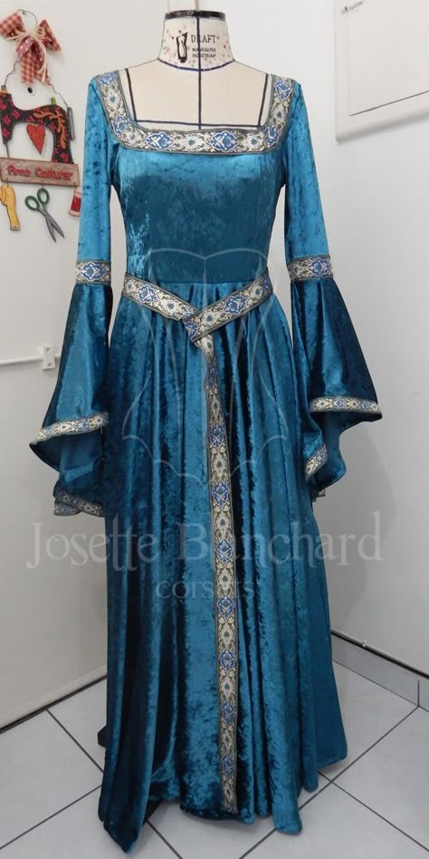 Narnia Outfits, Blue Medieval Dress, Elvish Dress, Midevil Dress, Gaun Abad Pertengahan, Medieval Dresses, Elven Dress, Viking Dress, Medieval Clothes