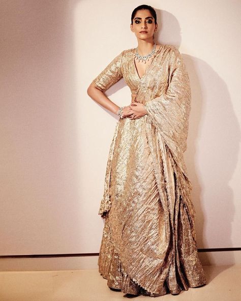 sonam kapoor in a gold lehenga Sonam Kapoor Wedding, Red Anarkali Suits, Golden Lehenga, Gold Lehenga, Sonam Kapoor, Elegant Saree, Lehenga Designs, Saree Look, Bridal Wear