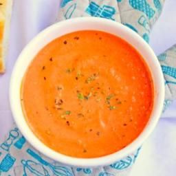 Tomato Gorgonzola Soup Quinoa Burger Recipe, Soup Menu, Fresh Basil Recipes, Cream Of Tomato, Holiday Appetizers Recipes, Basil Recipes, Healthy Appetizer Recipes, Creamy Tomato Soup, Chili Soup