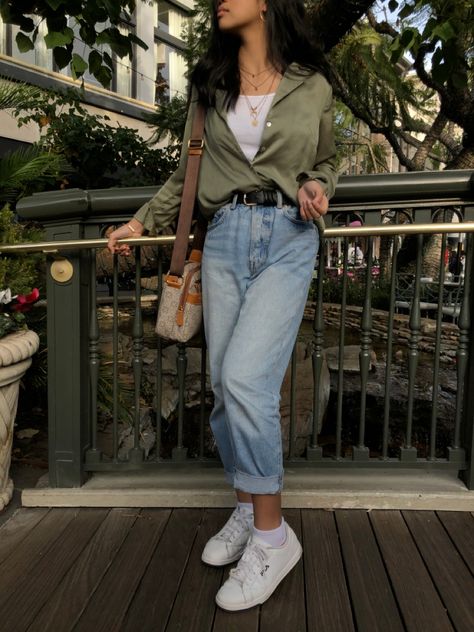 Button Up Shirt And Mom Jeans Outfit, Mom Jeans And Button Up Shirt, Green Mom Jeans Outfit, Green Shirt And Jeans Outfit, Green Silk Shirt Outfit, Silk Shirt And Jeans Outfit, Green Tee Outfit, Green T Shirt Outfit, Faded Jeans Outfit