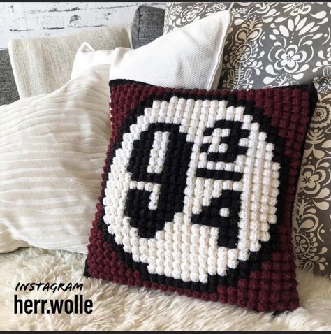 Harry Potter Pillow, Harry Potter Crochet, Stitch Pillow, Crochet Hack, Crochet Pillow Pattern, Valentines Crochet, Harry Potter Crafts, Crochet Lessons, Hogwarts Express