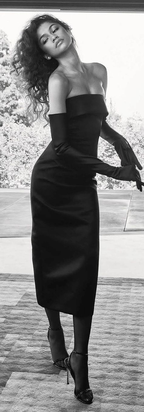 Zendaya Vogue, Gloves Outfit Classy, Dress With Gloves Classy, Black Dress With Gloves, Gloves Outfit, Dress And Gloves, Money Dress, Dress With Gloves, Zendaya Outfits