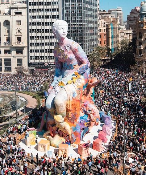 pichiavo sets alight 85-foot sculpture covered in artist duo's signature graffiti Graffiti Statue, Urban Art Installation, Equestrian Statue, Mythology Art, Amazing Drawings, Classical Art, Sculpture Installation, Street Artists, Art Festival