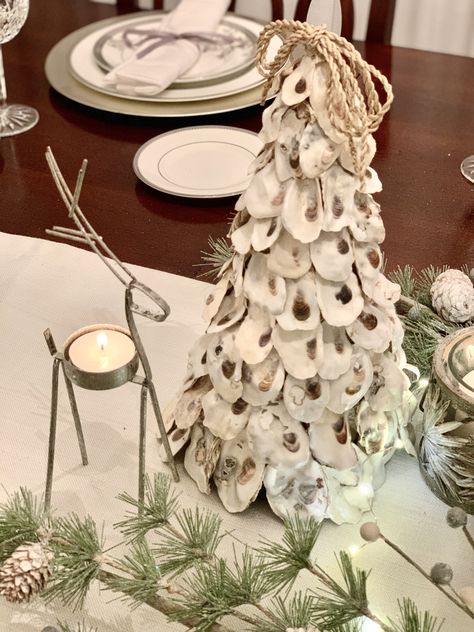 Oyster Shell Centerpiece, Coastal Christmas Table, Diy Shell Crafts, Beach Christmas Party, Oyster Crafts, Shell Centerpieces, Oyster Shell Art, Christmas At The Beach, Coastal Christmas Tree