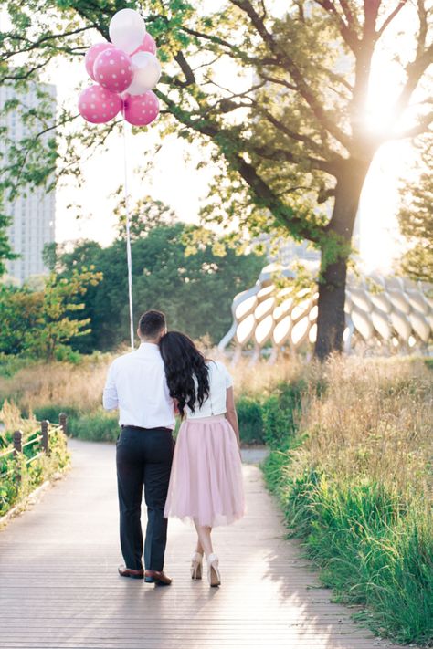 whimsical engagement photography pose idea with balloons Foto Gender Reveal, Gender Reveal Photo Shoot, Gender Reveal Pictures, Gender Reveal Photography, Gender Reveal Announcement, Pregnancy Gender, Gender Reveal Photos, Pregnancy Gender Reveal, Engagement Photography Poses