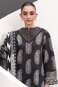 Shirt Trouser Designs, Lawn Printed Suit Design, Printed Trouser Design, New Shalwar Design, Plane Clothes, Lace Designs On Suits, Shadi Dress, Lawn Designs, Shalwar Design