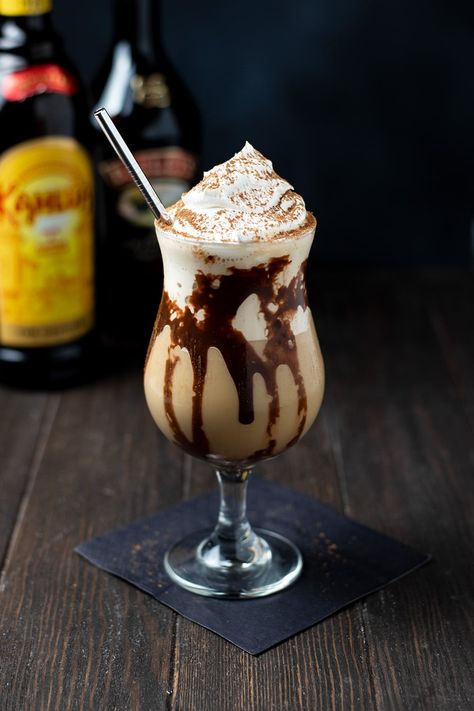 A healthier frozen mudslide recipe made without ice cream. All you need is vodka, coffee liquor, Irish cream, ice, and optional whipped cream and cocoa powder topping. #dessertcocktail #frozenmudslide #mudslide Mudslide Recipe Alcohol, Margaritaville Drinks, Frozen Mudslide Recipe, Mud Slide Drink Recipe, Margaritaville Recipes, Mudslide Drink, Kitchen Swagger, Alcohol Infused Cupcakes, Mudslide Recipe