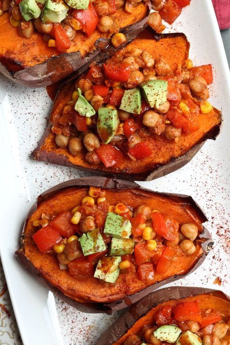 Baked Sweet Potatoes Stuffed with Chickpea Chili - spicy chili goes great with a little sweet. Omit the corn, and use 2 cups chickpeas to serve 4 (and avocado on top for is great for Phase 3!) Potatoes Stuffed, Chili Vegan, Potato Chickpea, Potato Chili, Chickpea Chili, Baked Sweet Potatoes, Sweet Potato Chili, Fast Metabolism Diet, Baked Sweet Potato