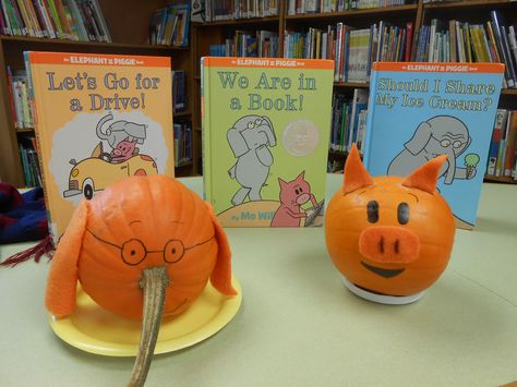 Gerald and Piggie pumpkins 2014 Gerald And Piggie, Piggie And Elephant, Book Character Pumpkins, Story Book Pumpkin, Character Pumpkins, Mo Willems, Holiday Pins, Book Display, Pumpkin Decorating