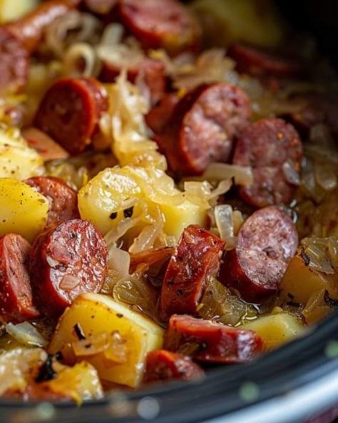 Polish Dishes, Slow Cooker Kielbasa, Slow Cooker Kitchen, Sausage And Potatoes, Smoked Sausage Recipes, Kielbasa Recipes, Sausage Dishes, Cabbage Soup Diet, Supper Ideas