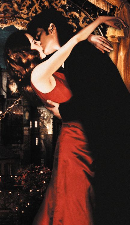 Satine and Christian - Moulin Rouge Ewan Mcgregor Moulin Rouge, Nicole Kidman Moulin Rouge, Satine Moulin Rouge, Moulin Rouge Movie, Movie Kisses, Damian Marley, Joss Stone, Christian Dating, Mandy Moore