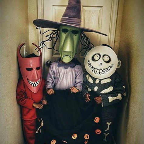 Lock shock and barrel - if I have three kids, no doubt! Three Kids From Nightmare Before Christmas, Nightmare Before Christmas Three Kids, Barrel Costume, Lion Costume Diy, Disney Villain Costumes, Diy Lock, Lock Shock Barrel, Great Costume Ideas, New Halloween Costumes