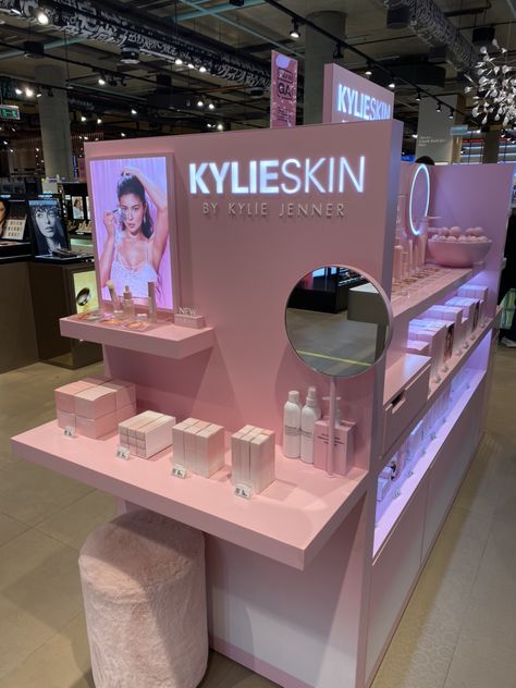 Makeup Retail Display, Cosmetic Retail Display, Beauty Booth Design, Makeup Booth, Event Booth Design, Makeup Shelves, Jewelry Booth, Makeup Stand, Retail Store Interior Design