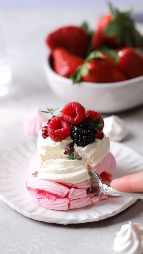 charleyshealth on Instagram: Some bank holiday baking inspiration for you with these vegan berry meringue nests 🍓🍦 I’ve partnered with @lovefreshberries to bring you… Baking Recipes Vegan, Berry Meringue, Meringue Nests, Vegan Meringue, Baking Inspiration, Beautiful Desserts, Recipes Vegan, Cooking Recipes Desserts, Vegan Baking