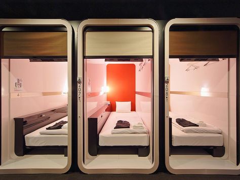 First Cabin Tsukiji premium economy class pods Capsule Hotel Japan, Cabin Hotel, Themed Hotel Rooms, Sleep Box, Pod Hotels, Unusual Hotels, Sleeping Pods, Capsule Hotel, Tsukiji