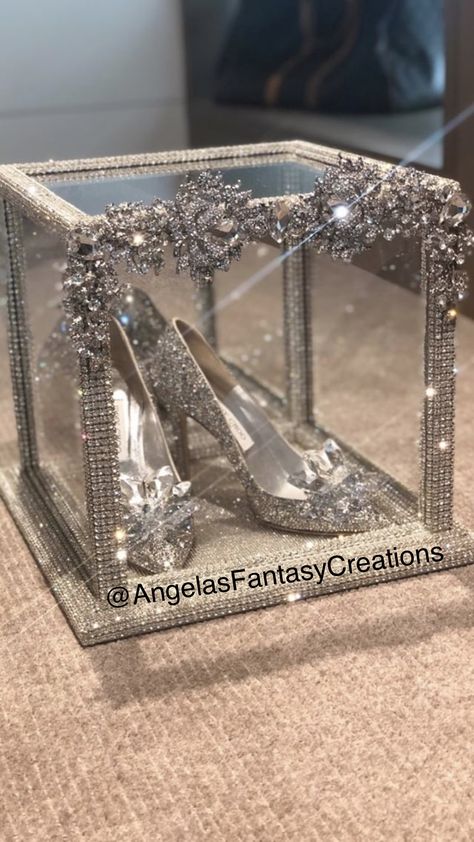 Quinceanera Ideas Themes Unique, Sweet 16 Shoes, Quince Dresses Champagne, Princess Sweet 16, Quince Decor, Diamond Theme, House Ideas Modern, Quinceanera Crown, Bloxburg House Ideas 1 Story