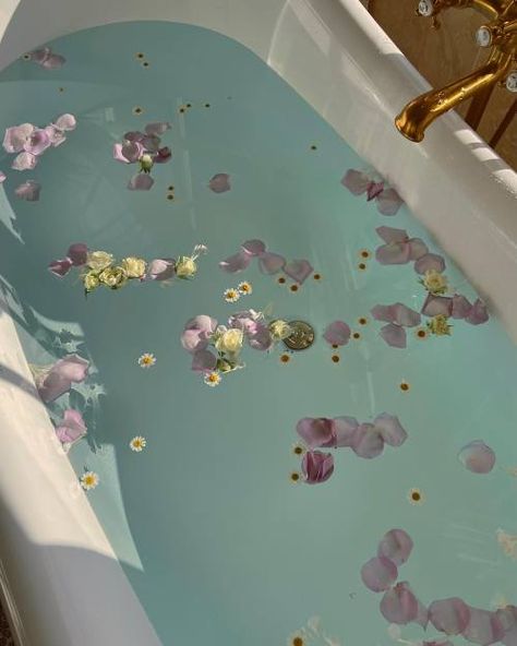 Bathtub Flowers Aesthetic, Flowers In Bathtub, Bathtub Flowers, Flower Bathtub, Aesthetic Bathtub, Bubble Bath Aesthetic, Bathtub Aesthetic, Vi Keeland, Aesthetic Pleasing