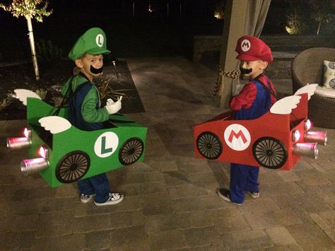 Made the boys Mario and Luigi cars to go with their costumes. Mario Kart Diy Costumes, Luigi Halloween Costume, Mario Kart Costumes, Mario Bros Costume, Mario Halloween Costumes, Super Mario Costumes, Mario Und Luigi, Bolo Super Mario, Luigi Costume