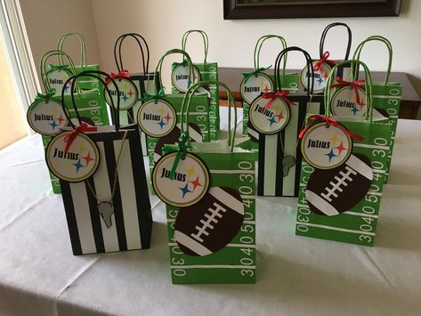 Football Team Treats, Football Team Snacks, Football Goody Bags, Football Treat Bags, Football Favors, Football Treats, Football First Birthday, Team Snacks, Birthday Treat Bags