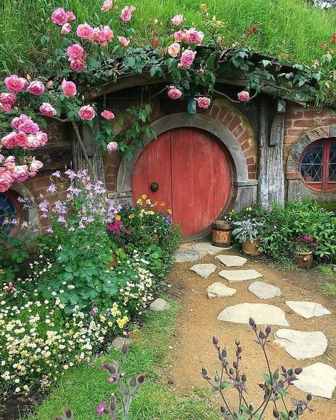 Case Sotterranee, Casa Dos Hobbits, Hobbit Garden, Casa Hobbit, Urban Backyard, Stones Garden, Backyard Garden Layout, Backyard Garden Landscape, Hobbit Hole