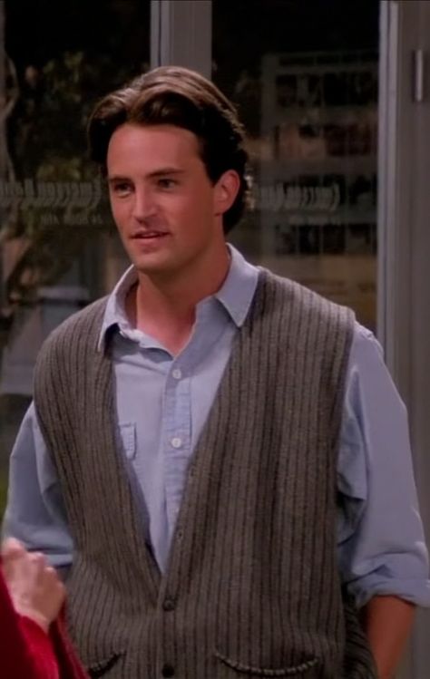 Season 1 Chandler, Chandler Bing Outfits, Friends Season 1, Show Outfits, Carnaval Outfit, Chandler Friends, Monica And Chandler, 90s Fashion Men, Outfits 90s