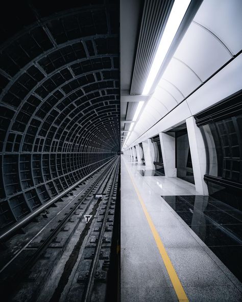 32 Symmetrical Photos That Will Bring The OCD Out Of You - Wow Gallery Moscow Metro, London Tube, Subway Station, Level Design, U Bahn, Design Visual, Metro Station, Jolie Photo, Urban Photography