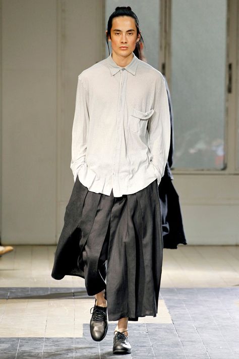 Yohji Yamamoto Spring 2012 Menswear Collection | Vogue Yohji Yamamoto Menswear, Style Androgyne, Japanese Pants, 일본 패션, Casual Pants Style, Androgynous Fashion, Japanese Men, Pleated Pants, How To Pose