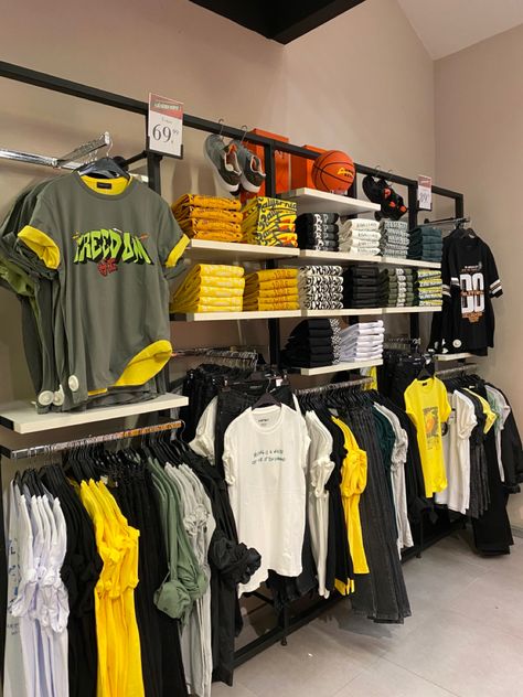 Shop Display Ideas, Display Visual Merchandising, T-shirt Display, Focus Point, Visual Merchandising Displays, Shirt Display, Merchandising Displays, Shop Interiors, Shop Display