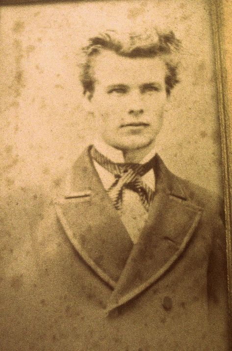 An Extremely Good Looking Young Vintage Man **I Think He May Be The Great Great Great GrandFather Of Chris Hemsworth**  :=) Nude Vintage, Victorian Men, Vintage Gentleman, Postal Vintage, Vintage Portraits, Old Photographs, Antique Photos, Vintage Pictures, White Photo