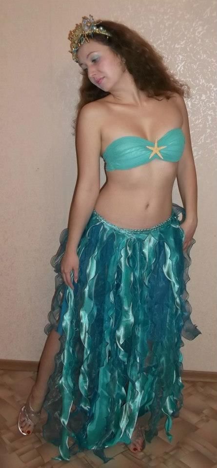 Mermaid costume with seawaves/weed skirt. Funky Halloween Costumes Diy, Mermaid Costume Skirt, Mermaid Costume Women, Race Costume, Mermaid Clothing, Sea Creature Costume, Costume Box, Ariel Costume, Mermaid Costume Diy