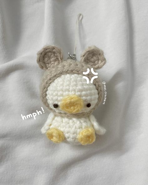 ( •ө• ) I stumbled upon this duck pattern by @herby_kerby and I literally fell in love it’s so adorable . ݁₊ ⊹ . ݁˖ . ݁ I didn’t have green yarn for the hat 😿💔 so I had to resort to brown yarn to make it have a bear hat So now he’s a tiny duckling that wishes to become a strong and tough bear 🧸˗ˏˋ 𓅰 ˎˊ˗ ᯓ ᡣ𐭩 free pattern by: @herby_kerby ˚₊· ͟͟͞➳❥ #crochet #crochetlove #crochetersofinstagram #crocheter #crochetduck #crochetinspiration #crocheting #crochetplushie #crochetamigurumi #amigur... Crochet Bear Coasters Free Pattern, Crochet Bear Keychain Free Pattern, Cute Crochet Keychain Patterns, Cute Crochet Keychain Ideas, Cute Crochet Free Patterns, Ducky Crochet, Crochet Bear Keychain, Crochet Keychain Patterns, Duck Crochet Pattern