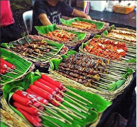 Filipino Street Food :) Omnomnom Filipino Street Food Party Ideas, Street Food Party Ideas, Filipino Wedding Food Ideas, Filipino Wedding Food, Filipino Birthday Party Food, Filipino Food Party Table, Filipino Food Party, Pinoy Fiesta, Pinoy Street Food