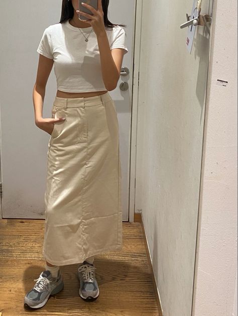 Cream Skirt Outfit Summer, Long Cream Skirt Outfit, Cream Maxi Skirt Outfit, Cream Skirt Outfit, Closet Capsule, Jean Skirt Fashion, Ulzzang Outfit, Simple Casual Outfits, Cute Modest Outfits