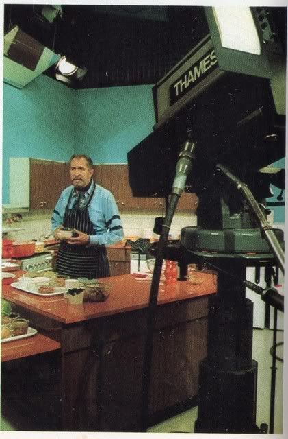 The marvelous Vincent Price filming his cooking show, Cooking Price-Wise, circa 1971 Cooking Show Aesthetic, Tv Dinners Vintage, Vintage Chef Photos, 1970s Grocery Store, Chopping Mall 1986, Price Board, Homes Kitchen, Hammer Horror, Intrusive Thoughts