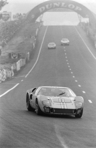 Ford Gt40 Ken Miles, Ken Miles Gt40, Shelby American, Ken Miles, Bruce Mclaren, Gt 40, Shelby Mustang, Course Automobile, Carroll Shelby