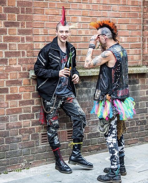 Styl Emo, 80s Punk Fashion, Punk Guys, Garage Punk, Punk Fashion Diy, 80s Punk, Punk Culture, Crust Punk, Punk Pins