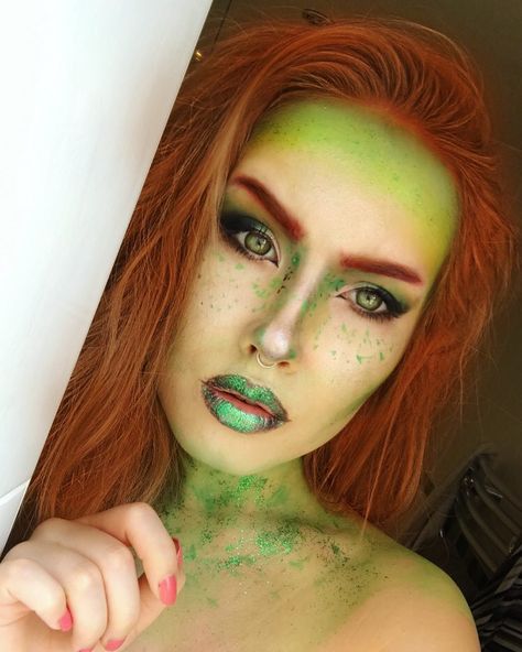 Green Contour, Ivy Makeup, Poison Ivy Makeup Looks, Poison Ivy Hair, Poison Ivy Makeup Ideas, Posion Ivy Halloween Makeup, Poison Ivy Aesthetic, Poison Ivy Face Makeup, Poison Ivy Inspired Makeup