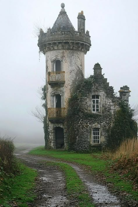 Abandoned House Photography, Cottage Core Castle, Abandoned House Aesthetic, Abandoned Places Aesthetic, Abandoned Cottage, Abandoned Manor, Tiny Glade, Aesthetic Buildings, Small Castles