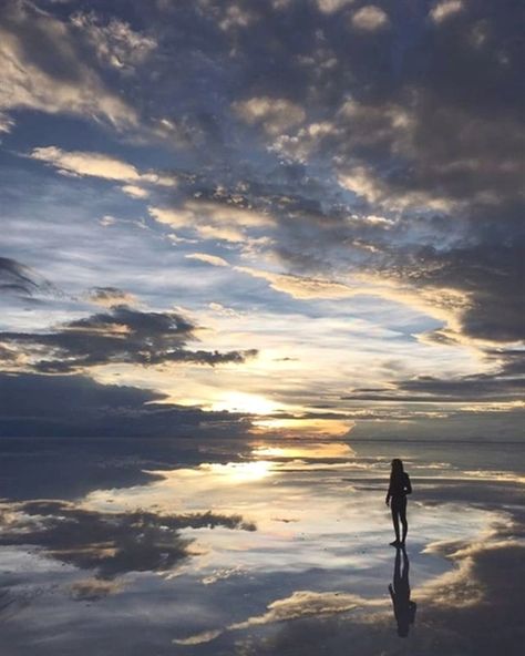 Bolivia Salt Flats, the legacy of a prehistoric lake that went dry. And that sky! Dnd Landscape, Bolivia Salt Flats, Uyuni Salt Flats, Travel Art Journal, Salt Flats, Water Reflections, Road Trippin, Moon Magic, Sky And Clouds