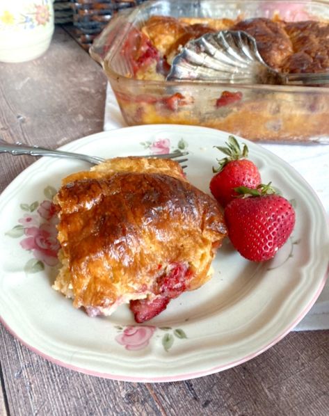 The STAR of any special breakfast or brunch! Easy and delicious! Strawberry Bread Pudding, Strawberry Croissant, Croissant Bread Pudding, Croissant Bread, Special Breakfast, Berry Berry, Brunch Easy, Bread Pudding Recipe, 9x13 Baking Dish