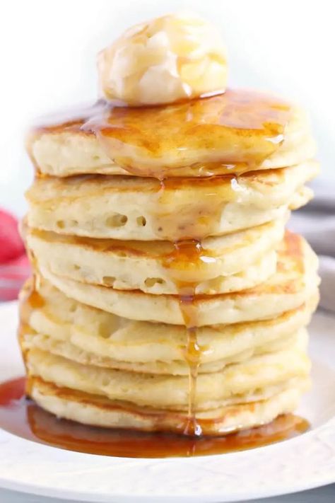 If you're trying to find a Pancake Recipe to make the BEST fluffy pancakes, look no further!  This easy pancake recipe is tried and true! Bus Quick Pancake Recipe, Original Pancake House Pancakes Recipe, Custard Pancakes, Best Ever Pancakes, Hotcakes Recipe, American Pancakes Recipe, Thick Pancakes, Quick Pancake Recipe, Pancake Recipe Easy Fluffy