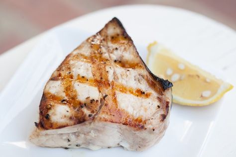 Tuna Filet Recipes, Albacore Tuna Recipes, Baked Swordfish, Tuna Steak Recipes, Cozy Food, Grilled Swordfish, Swordfish Recipes, Albacore Tuna, Tuna Steaks