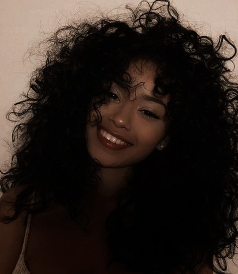 Stella Alonso, Curly Hair, Close Up, A Woman, Books Wattpad, Wattpad, Books, Hair