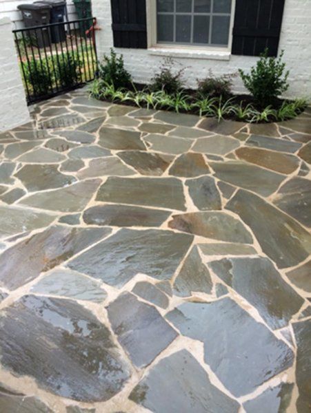 Pool Area Flooring Ideas, Outdoor Patio Stone Floor, Flagstone Circle Patio, Front Yard Walkway Ideas, Yard Walkway Ideas, Bluestone Patio Pattern, Irregular Bluestone Patio, Crazy Pavers, Leuder Stone Patio